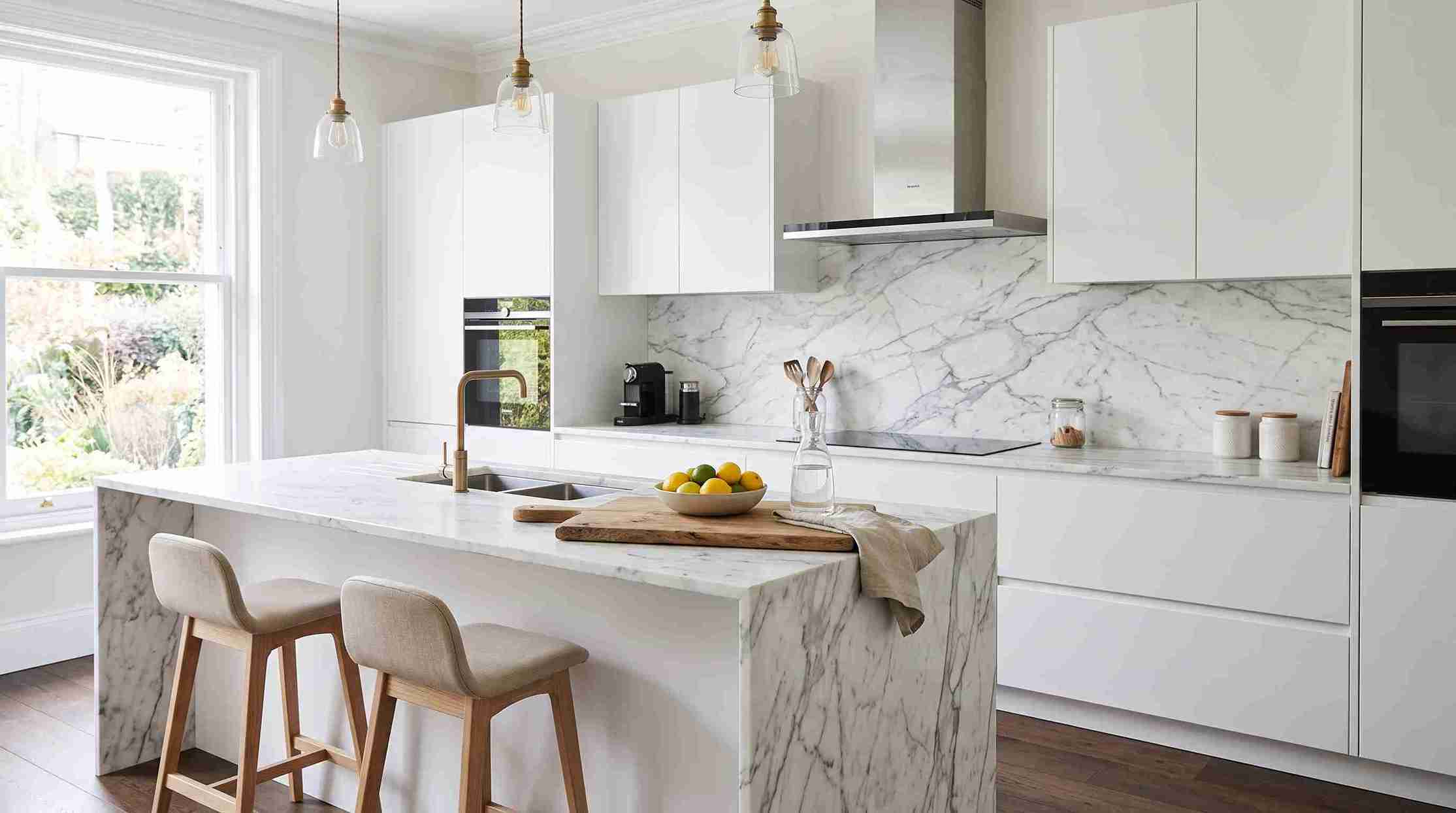 Modern splashback ideas white kitchen with luxury marble design